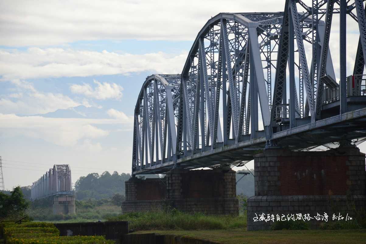 看著被分開來只能隔岸兩端彼此凝視的兄弟舊鐵橋