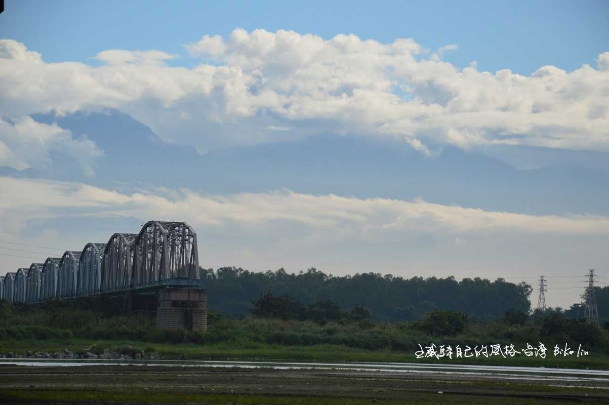 北大武山遠遠見證百年舊鐵橋 