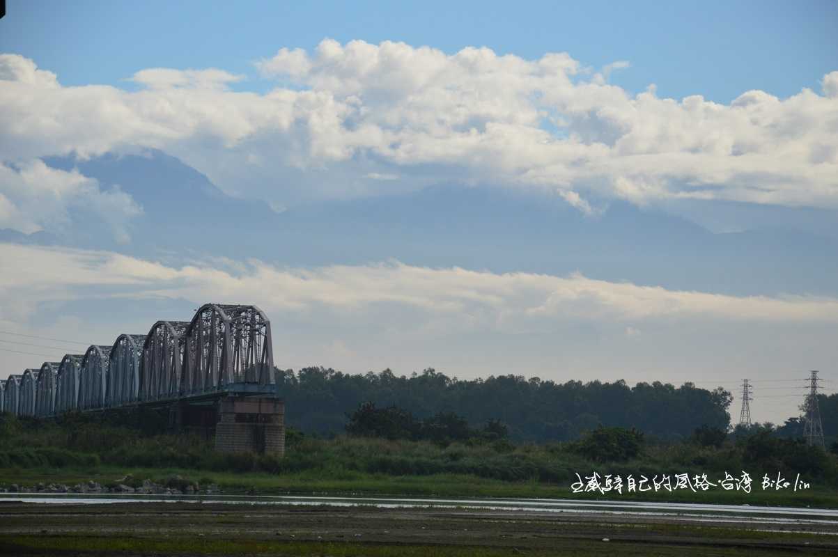 北大武山遠遠見證百年舊鐵橋