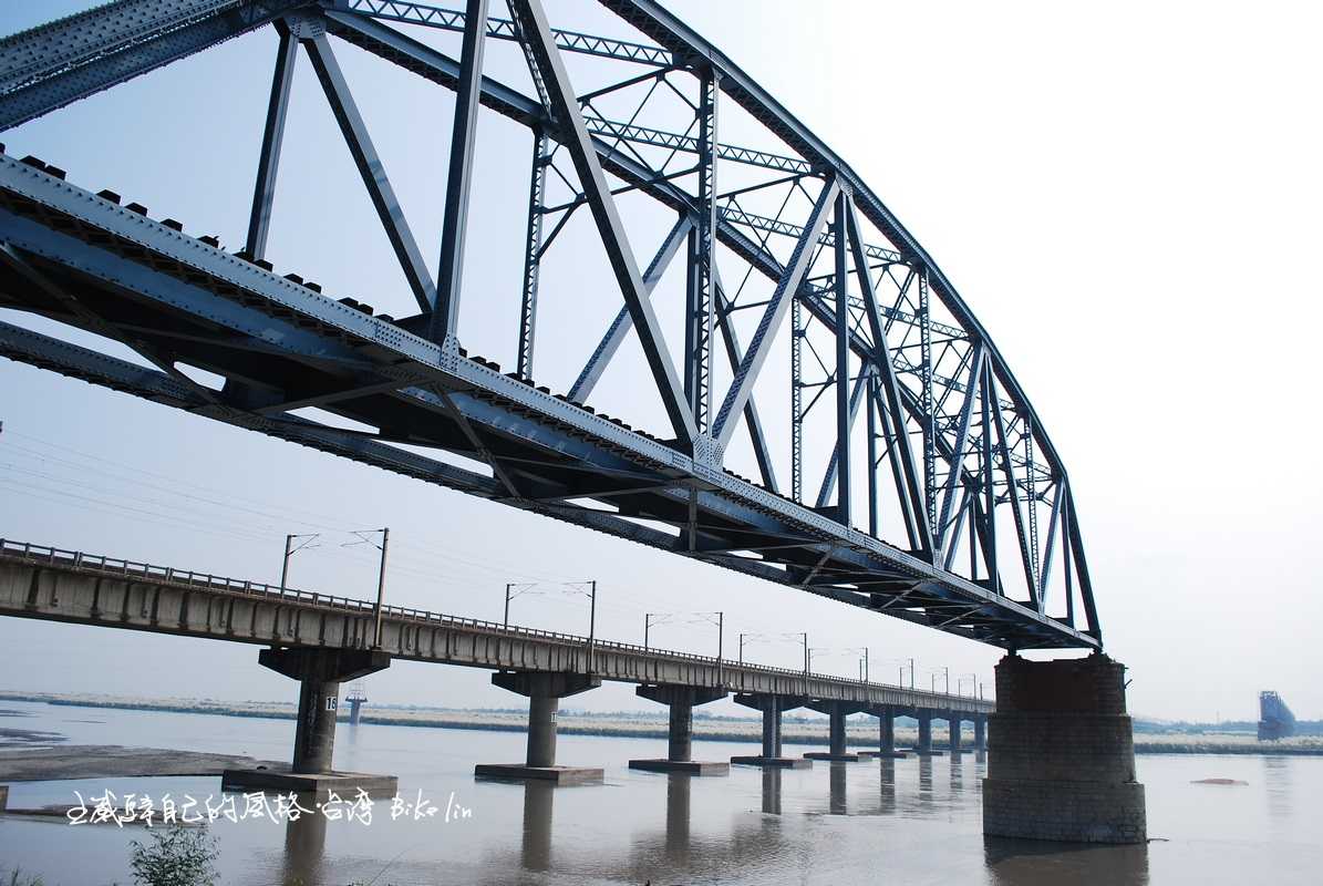 2005-2009年連續密集颱風水災沖壞舊鐵橋橋墩，2011年最近新、舊下淡水溪鐵橋