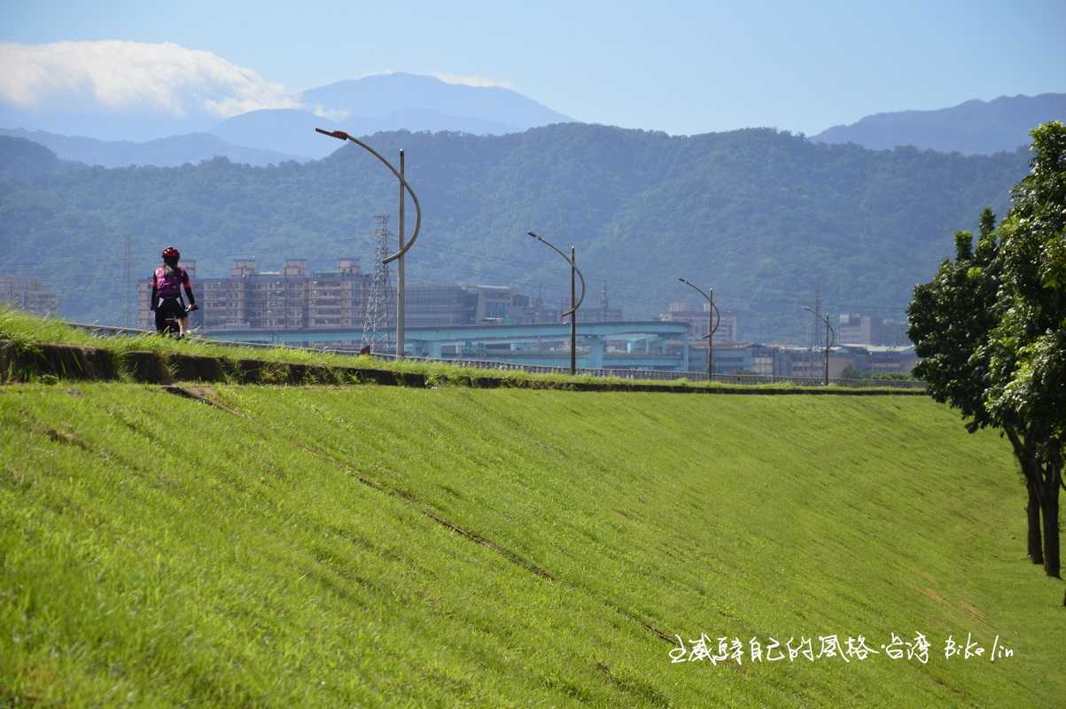 高鐵台鐵橋下,緩上大漢溪河堤自行車道開闊視野