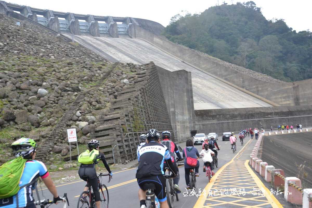 仰望「石門水庫溢洪道」