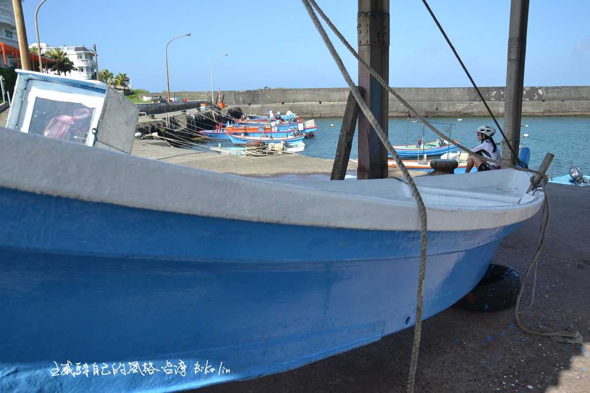 船塢剛漆好「藍白色」小舟