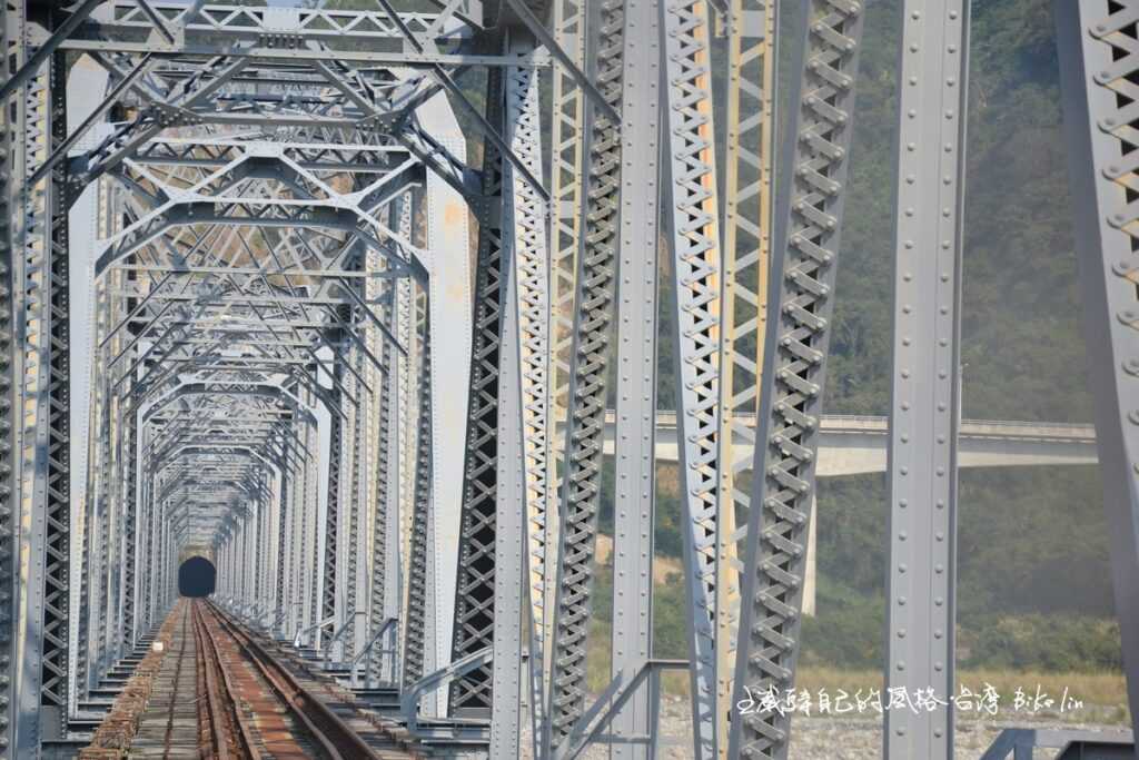 大安溪鐵橋內透視出偉大景深
