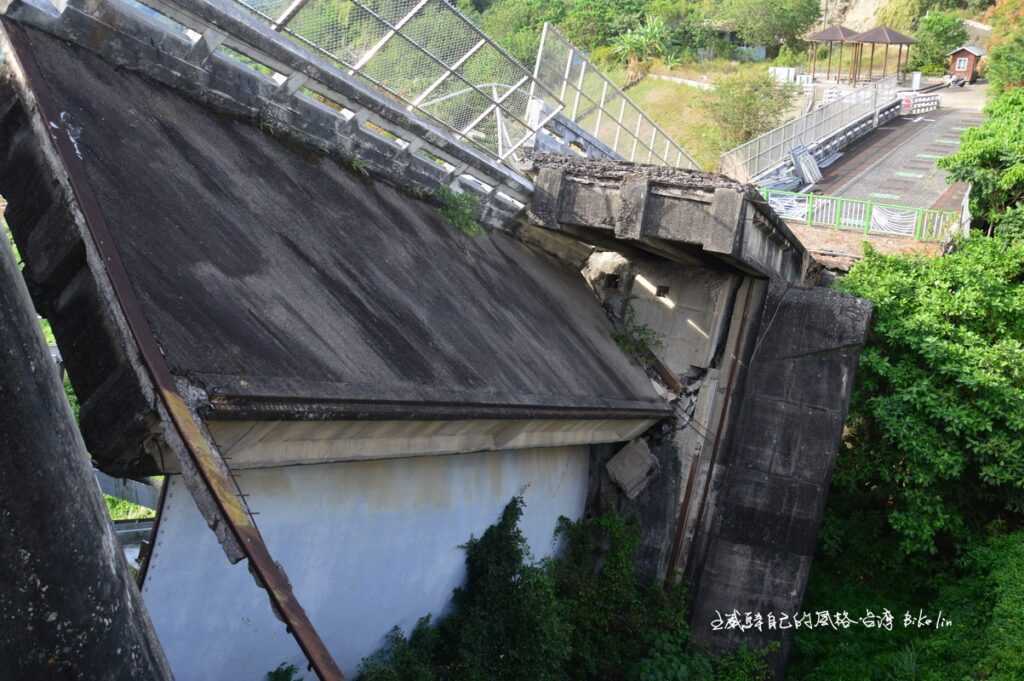 「九二一地震」石岡壩16至18號閘門斷落擠壓扭曲變形