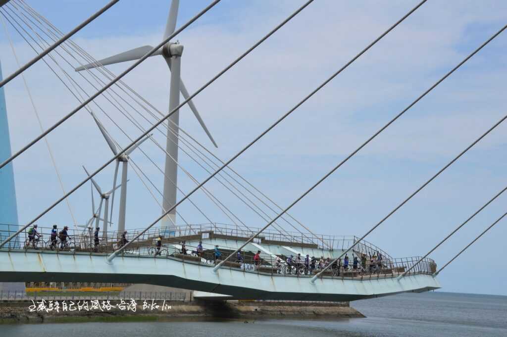 「高美風車海岸觀景台」弧線造型斜張橋如科幻片中的航母