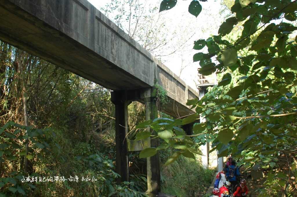 需扛車的「知高圳步道」石階梯