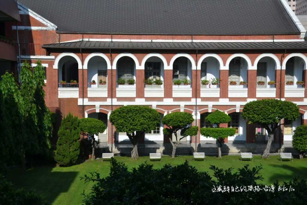 1913年「台中州廳」紅磚白牆黑瓦綠地