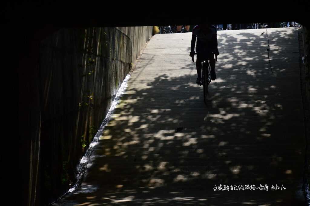 穿梭西濱公路地下道