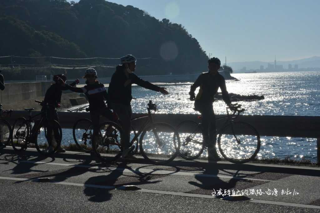 道路邊映著同伴在逆光悠雅海灘剪影，很難聯想千年前蒙古帝國奇襲日本鎌倉幕府福岡