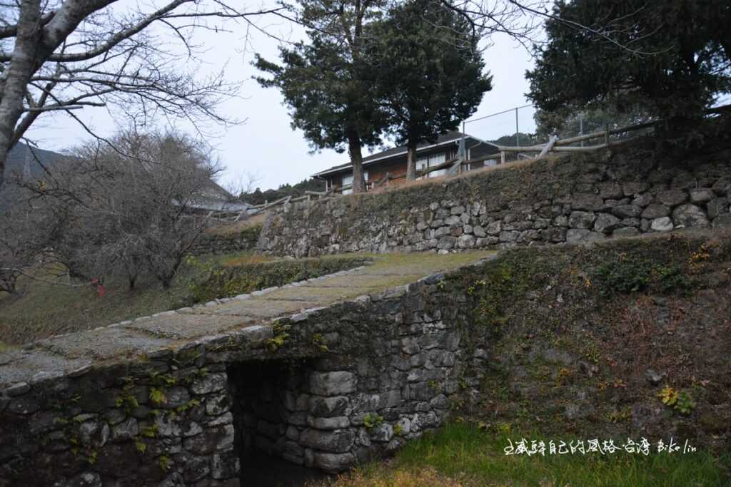 騎馬上古城石道