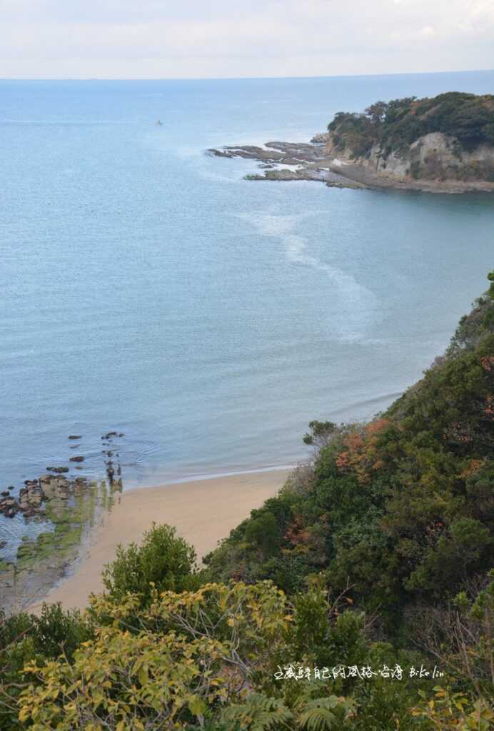 旅店下方魅力海灘，可望不可及的揮別