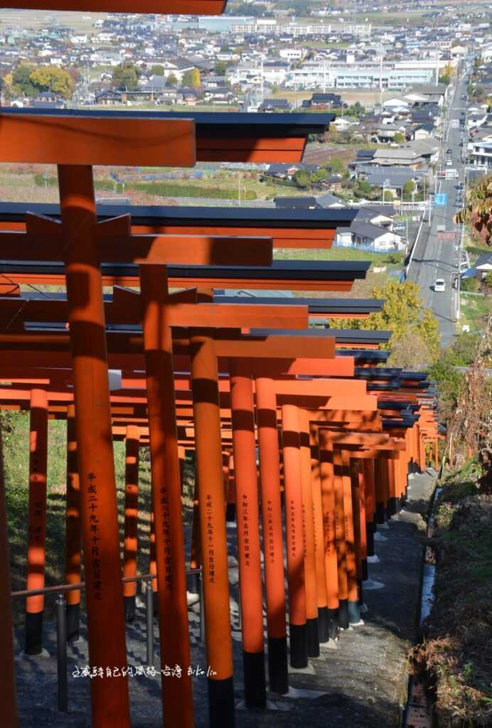 筑後平原山腰陡坡綿延而上