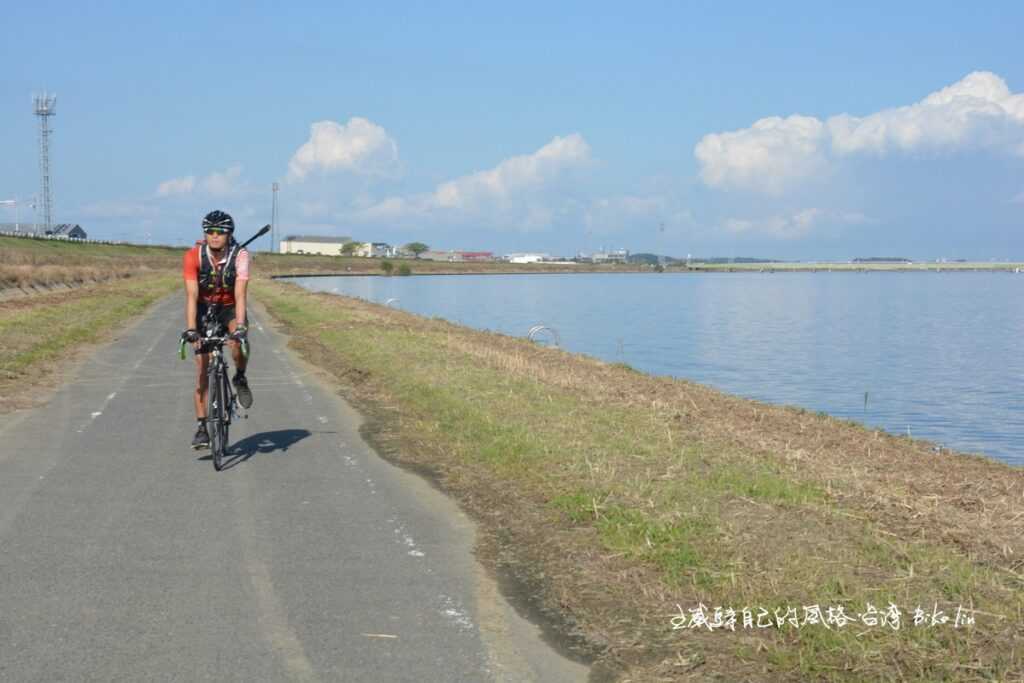 騎車縱橫寬闊遠賀川河岸自行車道