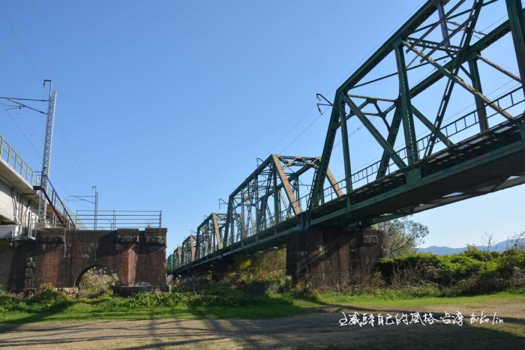 類似台灣「1911年下淡水溪舊鐵橋」不可考古舊鐵橋老橋墩