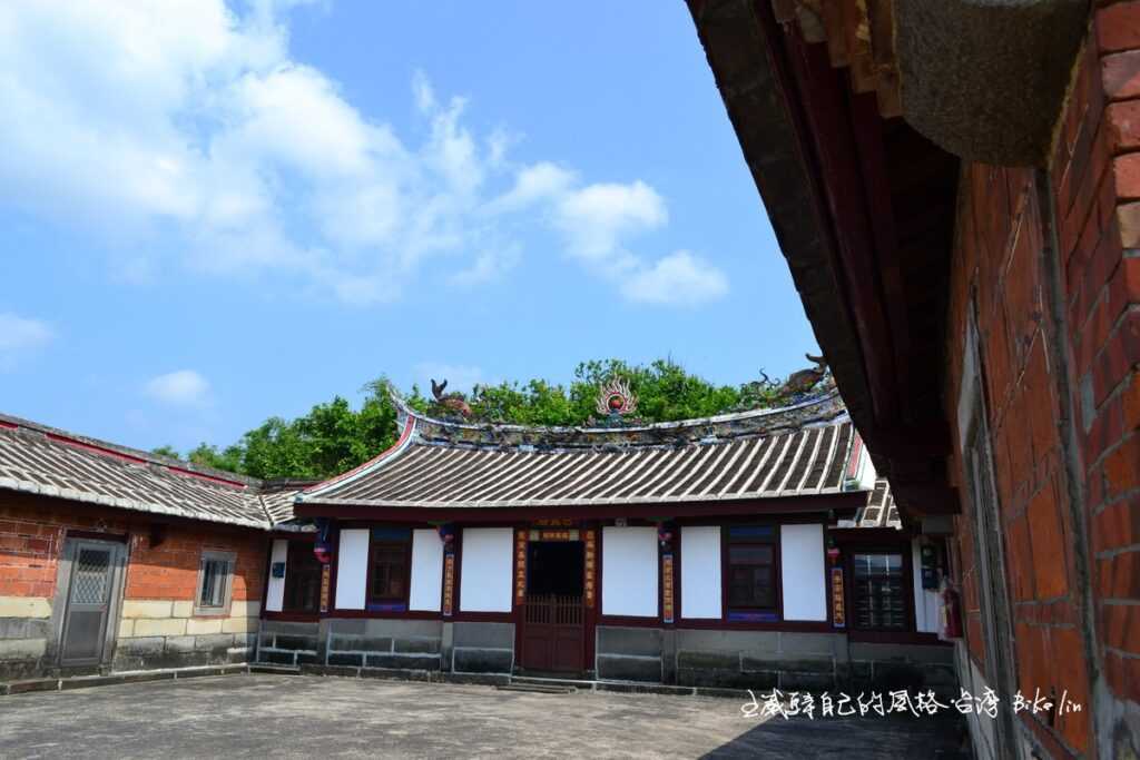 依然不需加蓋鐵皮屋頂的燕尾屋脊