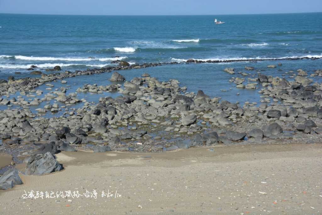 「三芝雙連石滬」逐漸模糊時而浮現