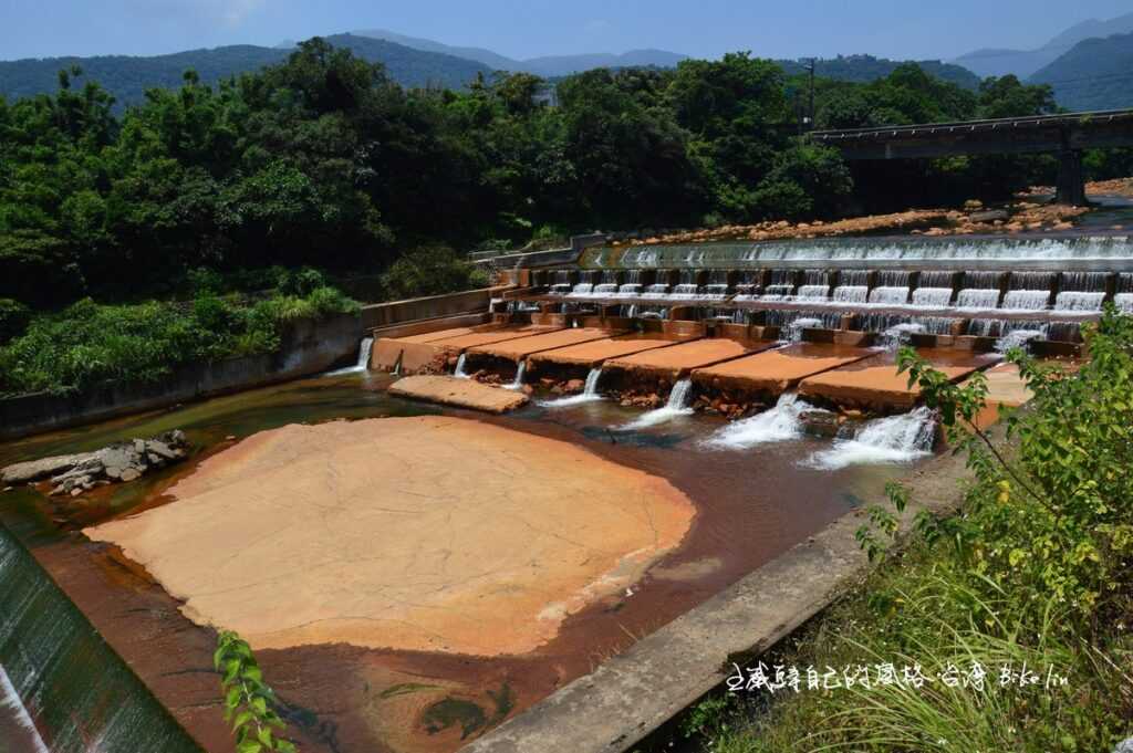 磺溪天然溫泉溪水長年流出層次分明「磺溪黃金瀑布」