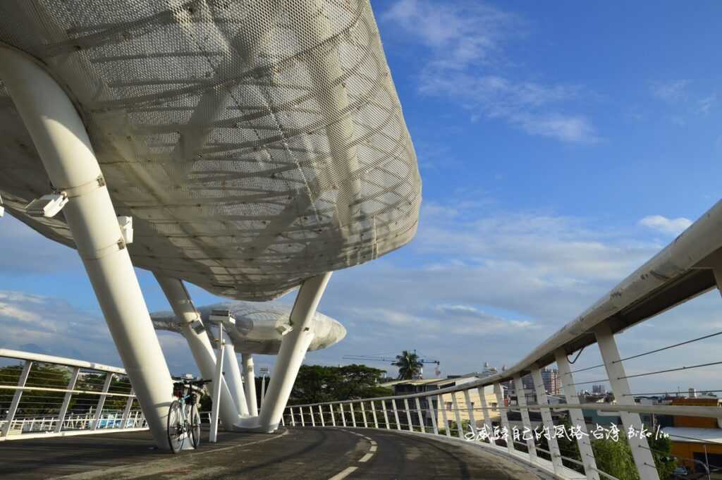 感覺「宮崎駿」動畫電影「天空之城」，漂浮在「萬年溪景觀橋」