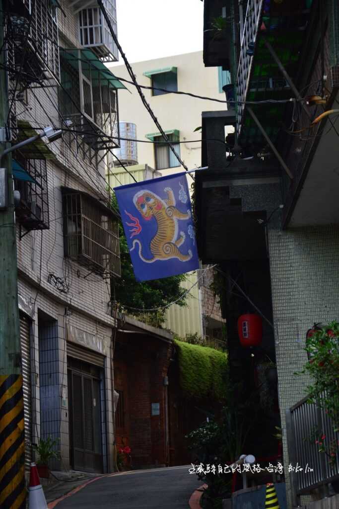 掛著黃虎旗巷弄間增添1895年台灣民主國緊張氛圍