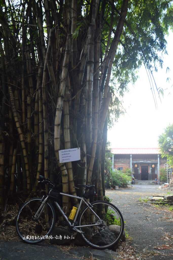 巨大竹林氣派環繞「燕樓李家」