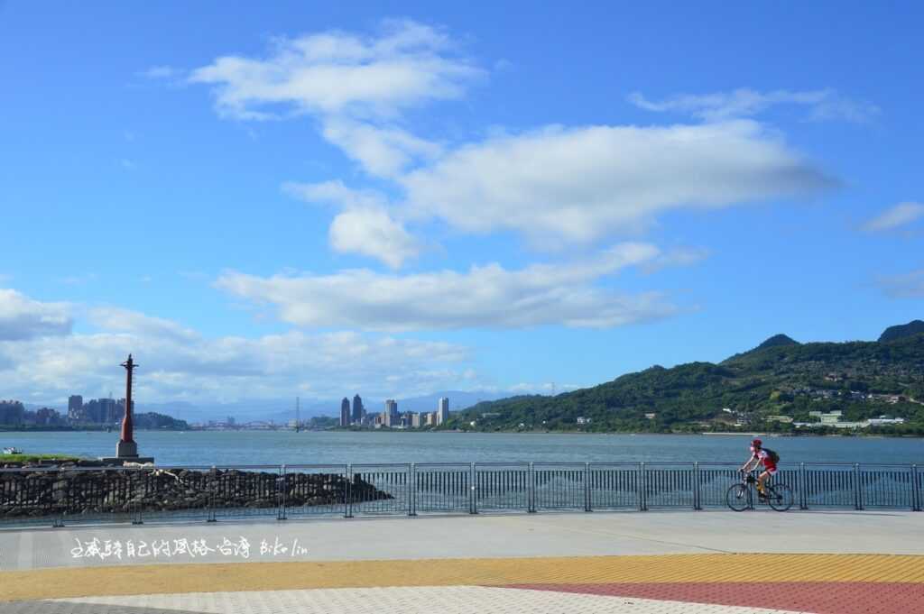 悠悠淡水港人工河堤藍與白