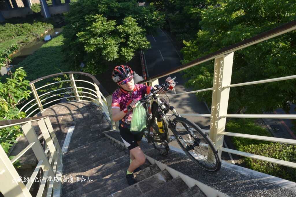提昇改善重要自行車專用橋岔路,引道上下省力便捷功能〈湳仔溝橋〉