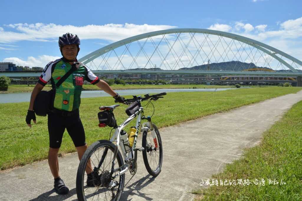 遠遠麥帥一橋/二橋鼓舞騎車人騎向陽光河岸 