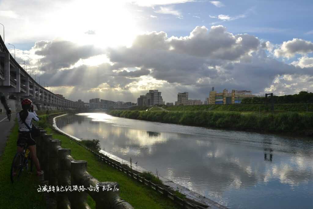 基隆河左岸彎道一抹吊橋橋墩，午后激起千堆雲