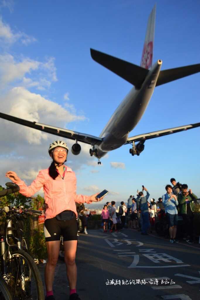 大小孩都愛臨空而降壓得很低的飛機巷