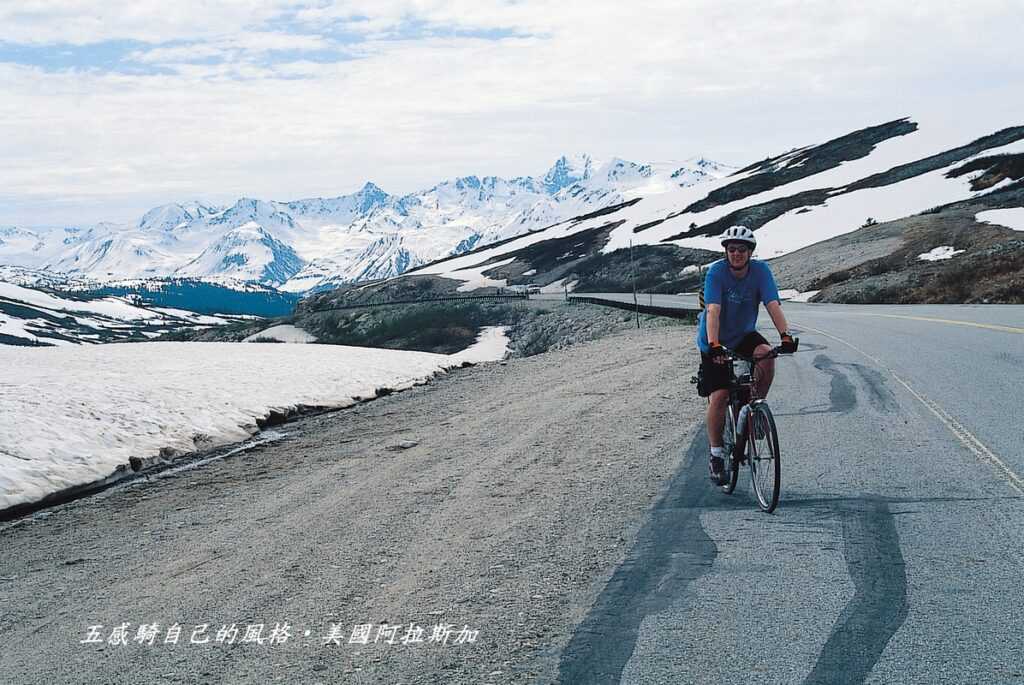 在地導遊穿短袖短褲，爽騎阿拉斯加珍貴夏天 