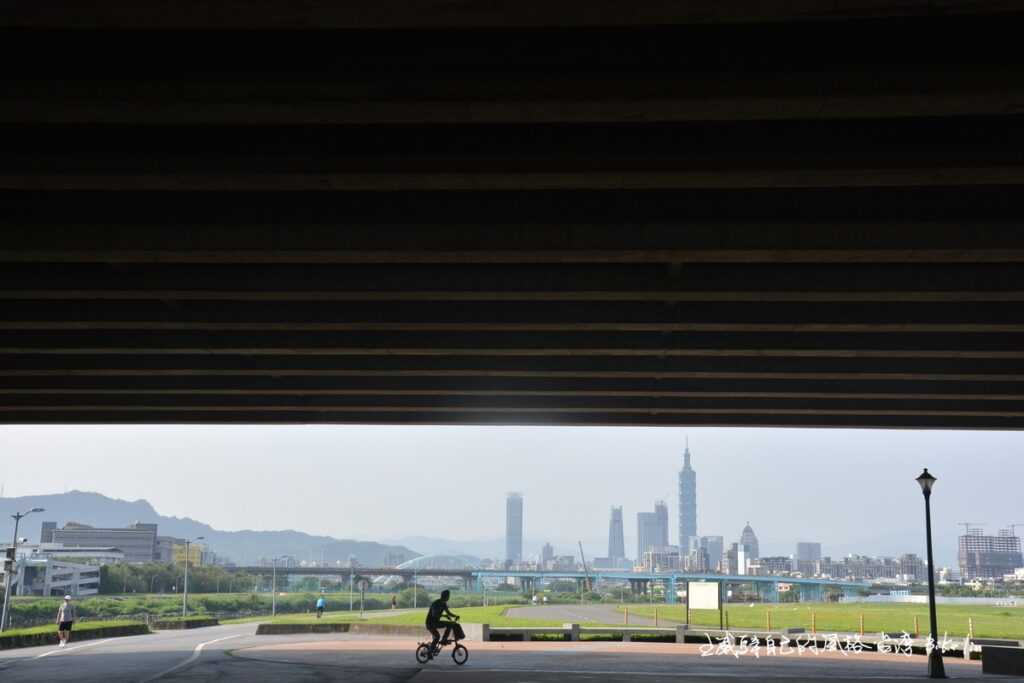 0-80歲騎者交錯在大橋下101視野空間