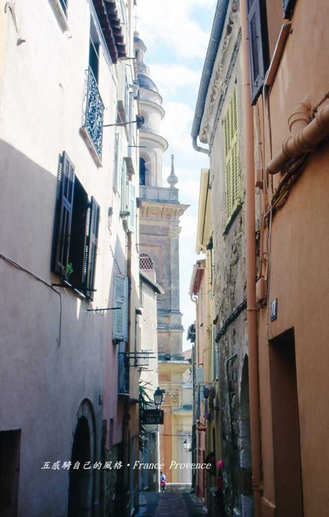 穿繞「芒通Menton」蜿蜒海港街道