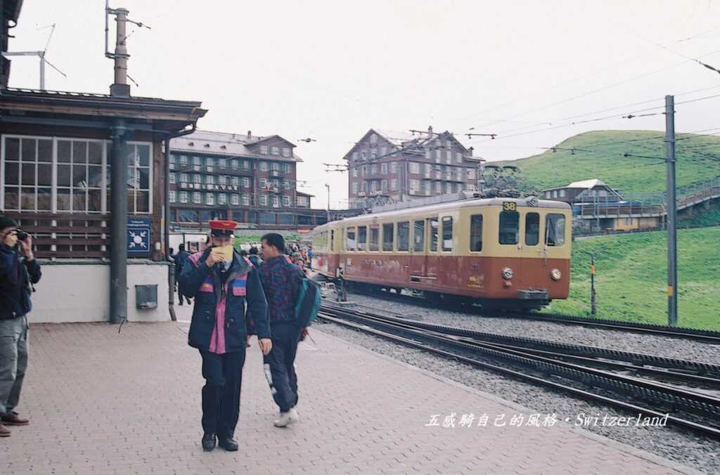 火車從海拔2061公尺「Kleine Scheidegg站」出發