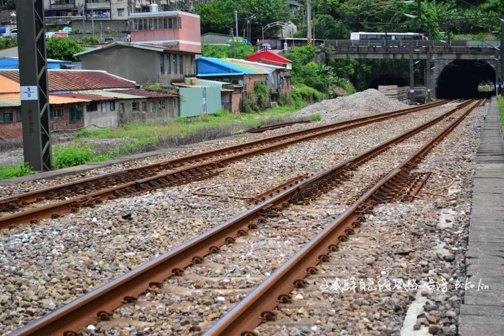 從「八堵鐵橋」端北望左側仍封閉「竹仔嶺隧道」