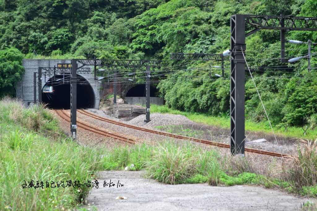 從「台5/龍安街岔路口」端南望右側仍封閉「竹仔嶺隧道」