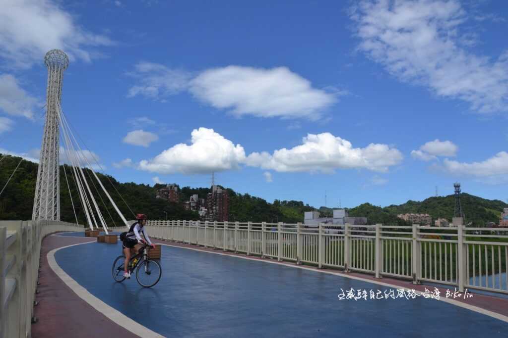 星光橋牢牢連住鐵馬驛站外牆大圖 