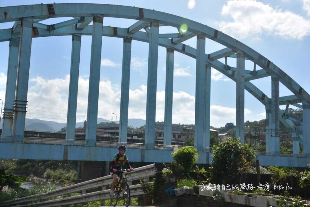 騎車人威勢穿越「八堵鐵橋」