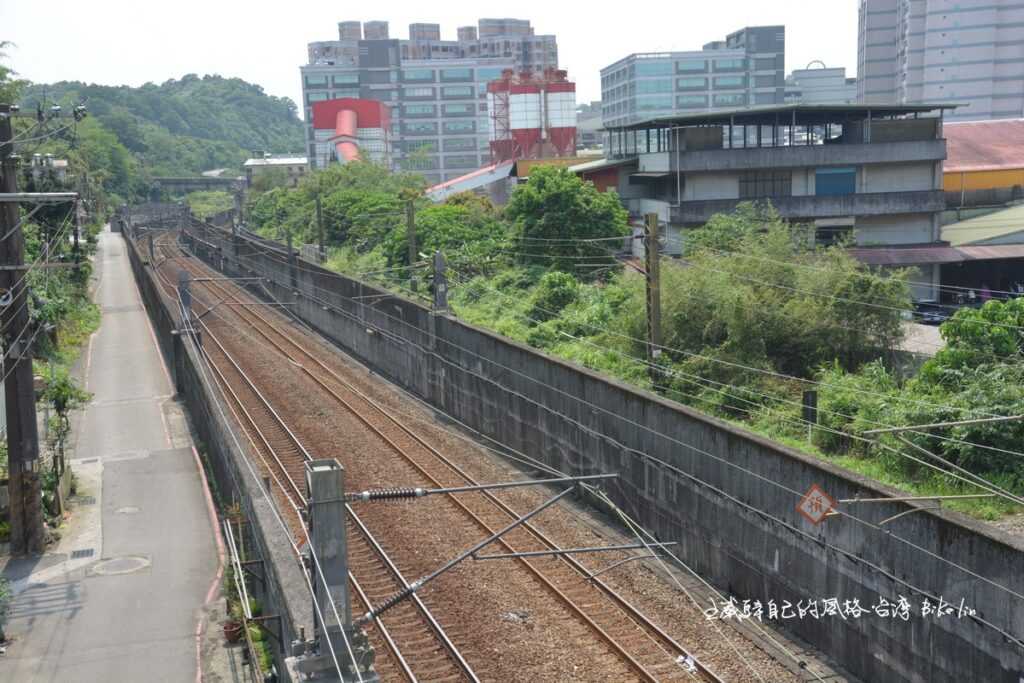汐止光復街7巷鐵路天橋俯覽現代縱貫鐵路