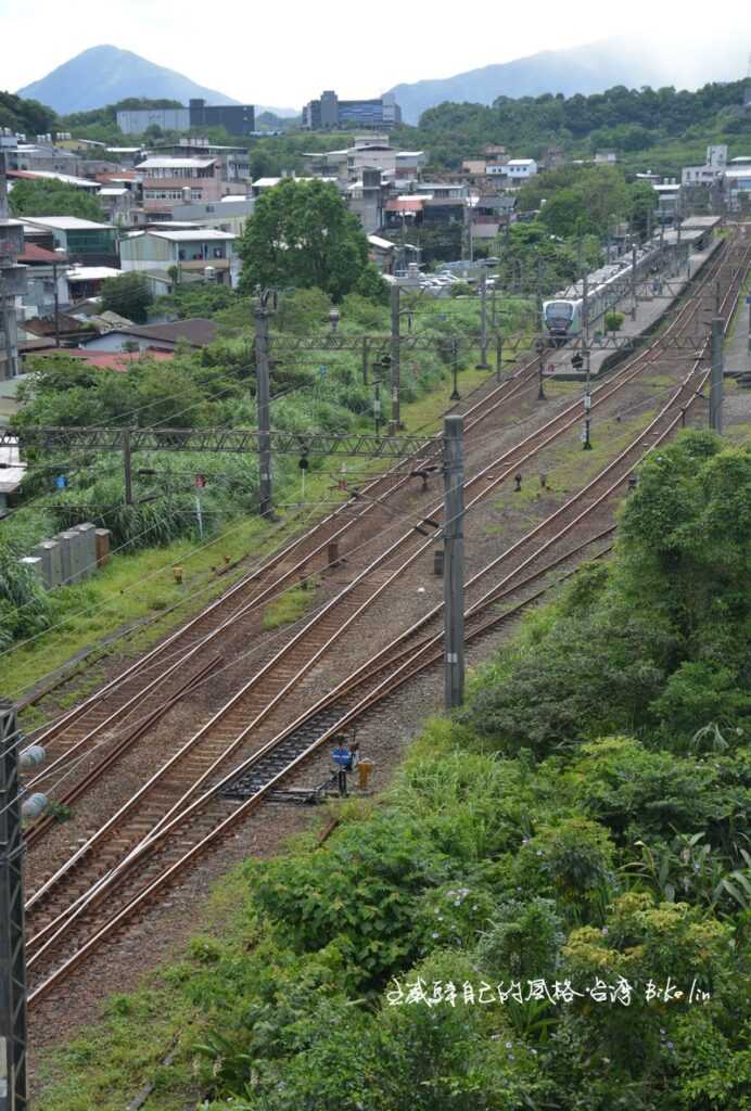 不可思議基隆山下「瑞泰橋頂觀賞火車點」