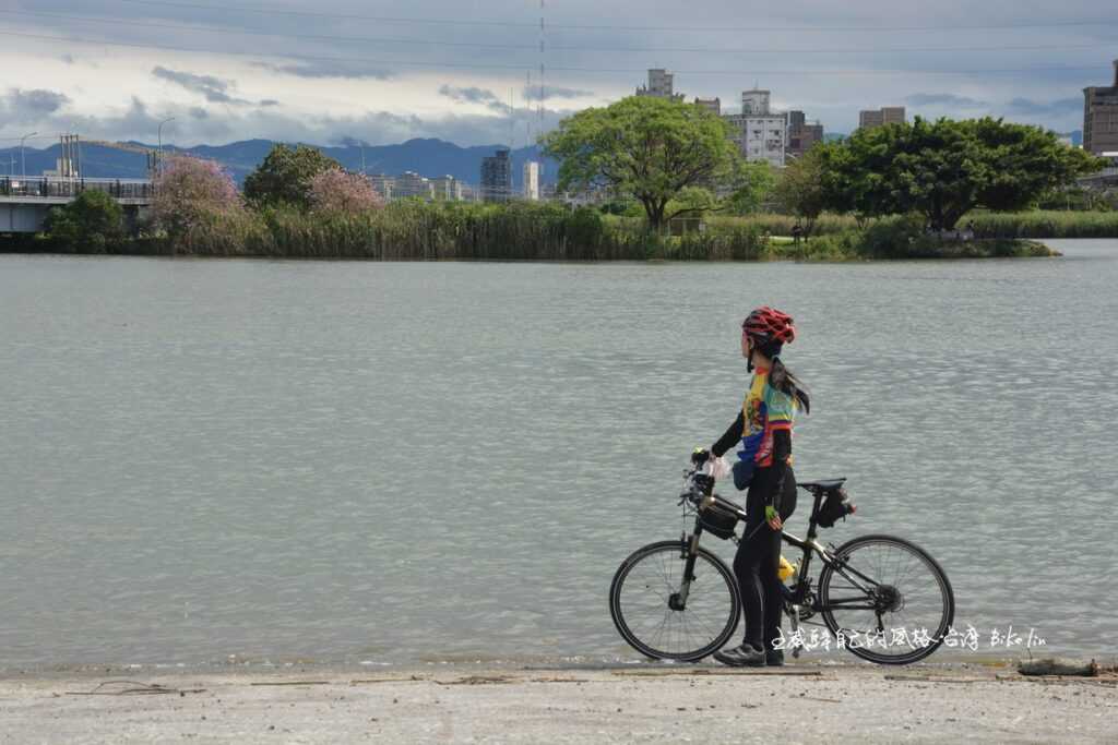 2022年依著雙溪碼頭水岸，對岸一片翠綠