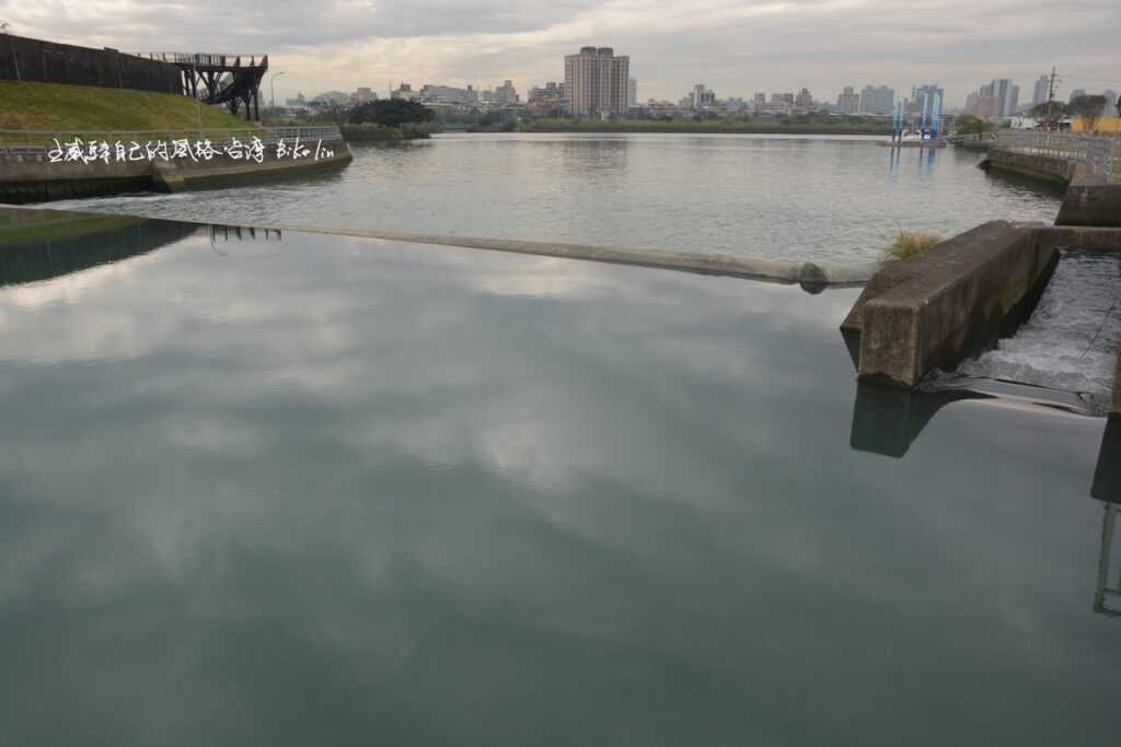 右側留有魚梯缺口的大氣勢「雙溪橡皮壩」