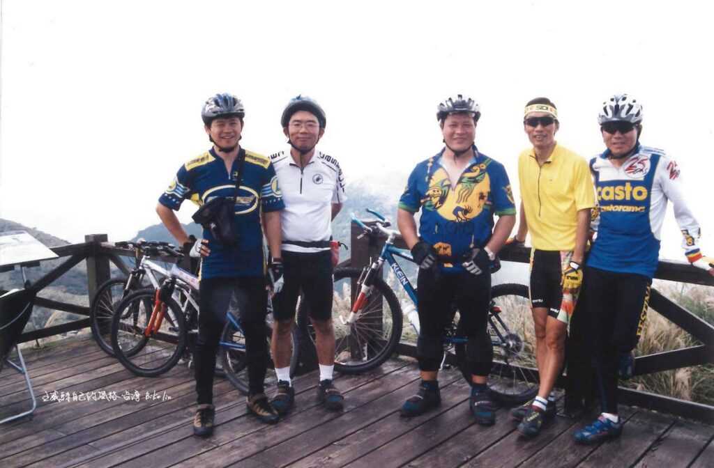 早期2003年「BMCC單車俱樂部」精壯老兄弟們一股傻勁騎登「大屯山頂」