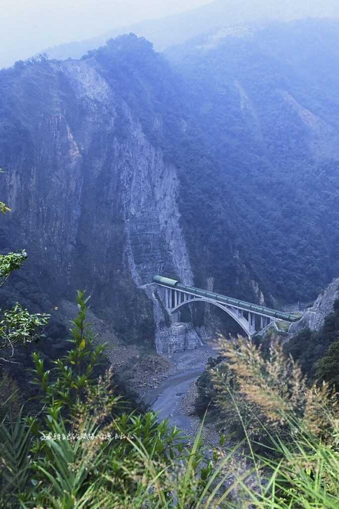 從武界林道俯視「新的武界引水渠道」拱橋