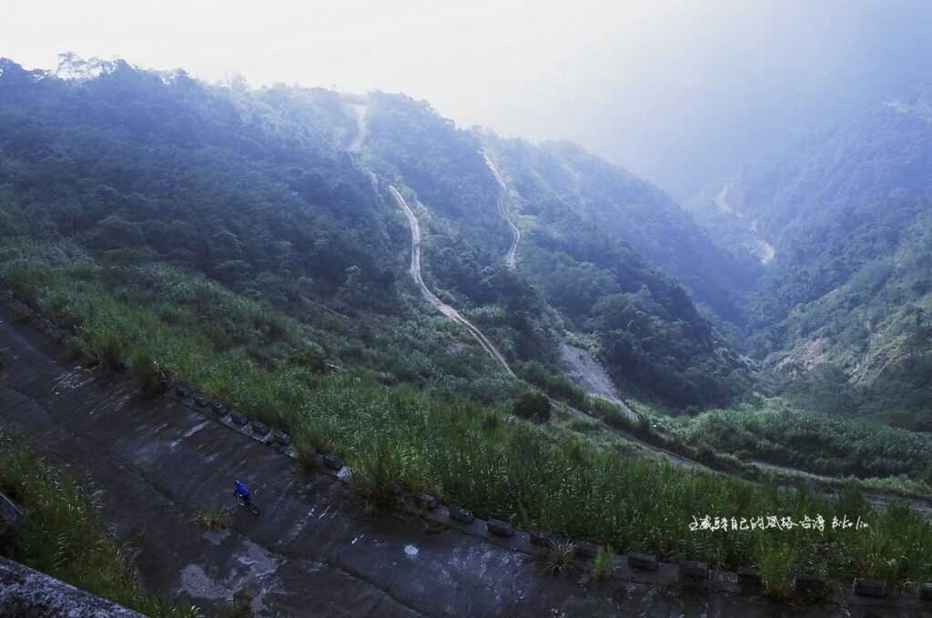 舊投71公路弧型蜿蜒山壁路延伸開闊視野 