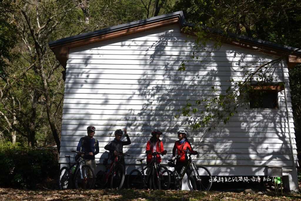 全白光影疊印旅人不捨心緒