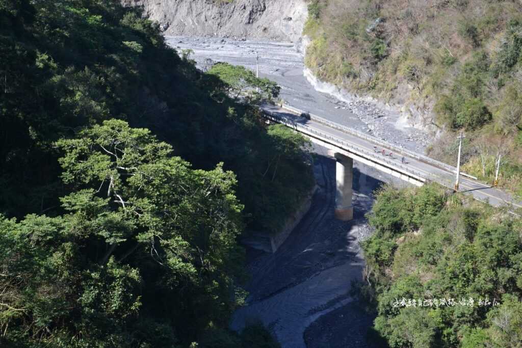 俯覽抓住夥伴如精靈般飛逝滑過萬大溪橋