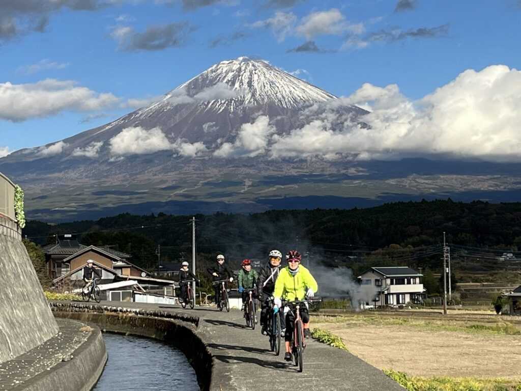 古老水圳襯出宏偉「富士山」臨別最後一瞥  photo by富士山サイクルネット協議会