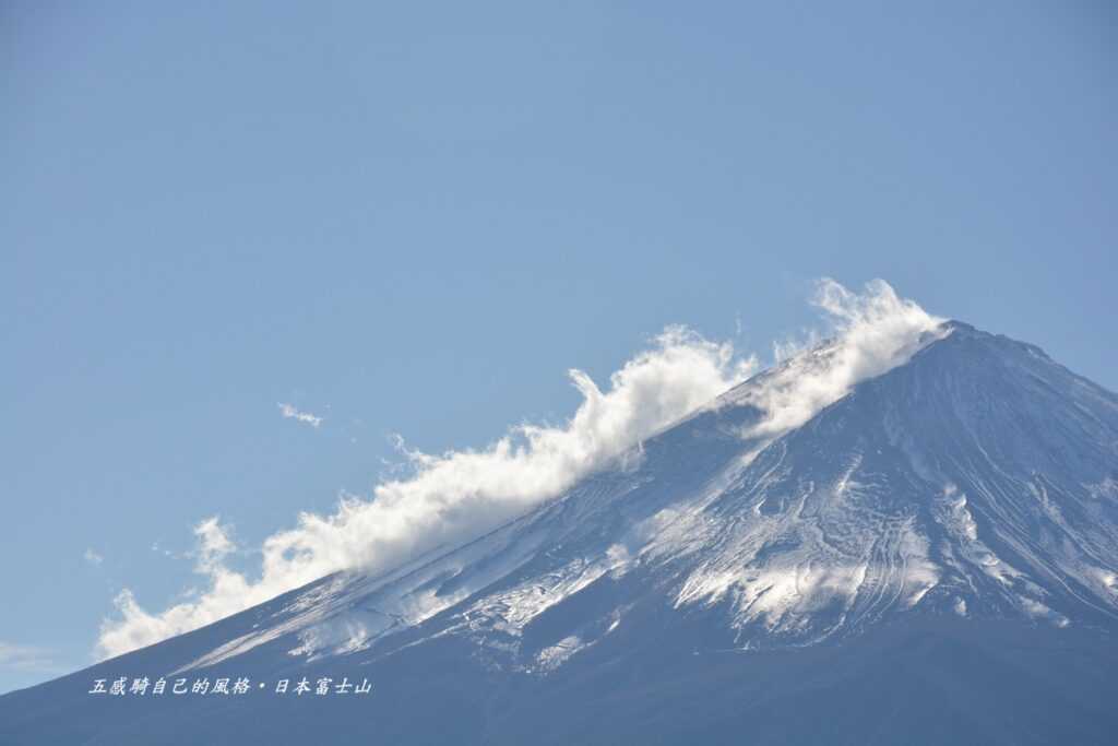 肉眼都看得見富士山登山步道逐漸被濃厚冰雪悠美覆蓋住