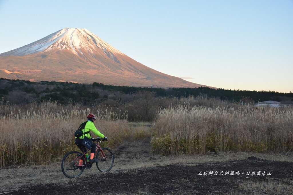 139富士宮道路旁無盡延伸暮色富士山